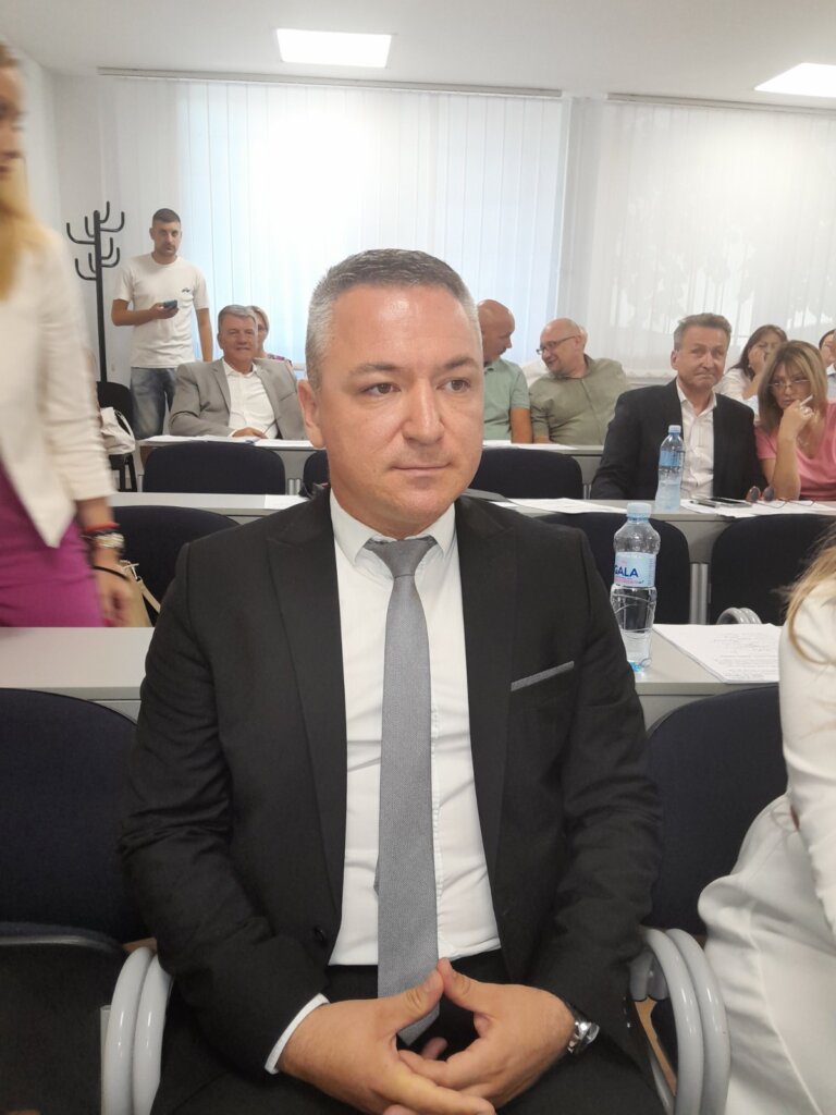 Danas se konstituišu tri niške opštine: Koalicija "Ujedinjeni- Nada za Niš", koja je u kampanji bila opoziciona, glasa "uzdržano" 2