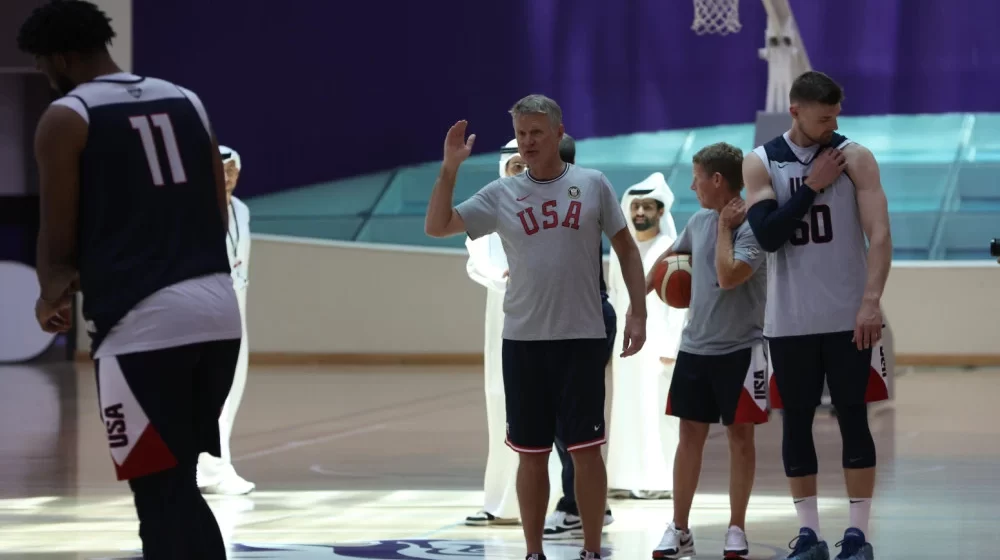 Trener Amerikanaca ispunio obećanje, vodi meč protiv Srbije u majici posvećenoj legendi srpske košarke 1