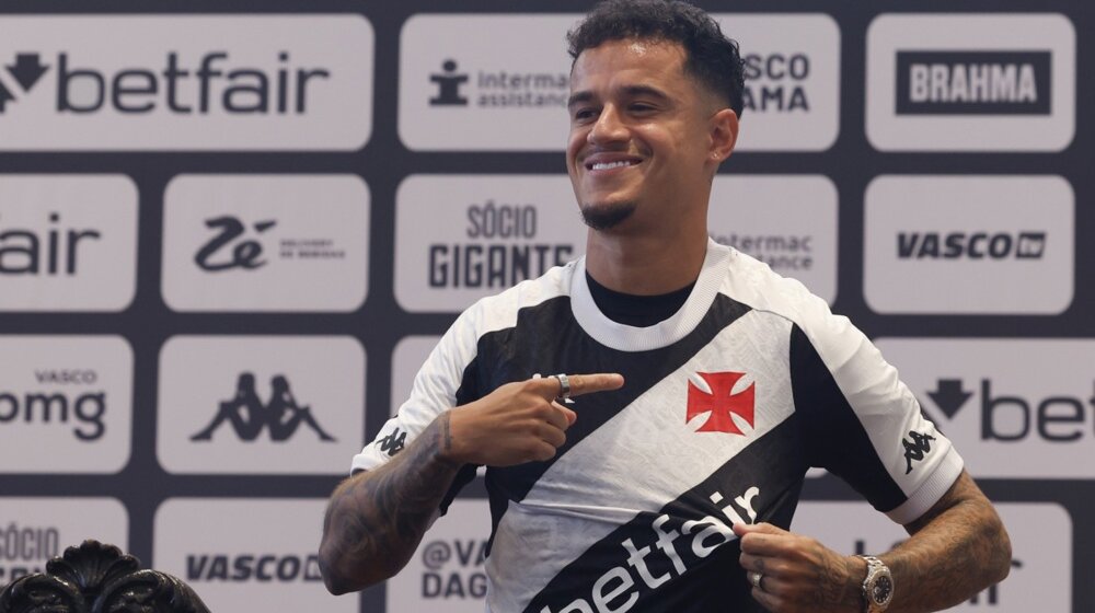 Scena iz Rija koja je podsetila na prekinutu utakmicu Srbije i Albanije: Kotinju dres Vasko da Game isporučen dronom (VIDEO) 1