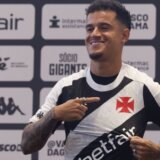 Scena iz Rija koja je podsetila na prekinutu utakmicu Srbije i Albanije: Kotinju dres Vasko da Game isporučen dronom (VIDEO) 1