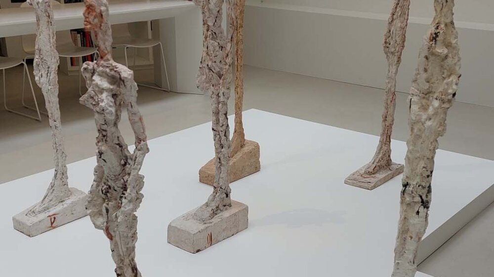 Tanane figure kao odraz egzistencijalističkih strahova: Izložba Alberta Đakometija, švajcarskog nadrealističkog vajara i slikara, u Fondaciji koja nosi njegovo ime 1