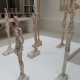 Tanane figure kao odraz egzistencijalističkih strahova: Izložba Alberta Đakometija, švajcarskog nadrealističkog vajara i slikara, u Fondaciji koja nosi njegovo ime 2