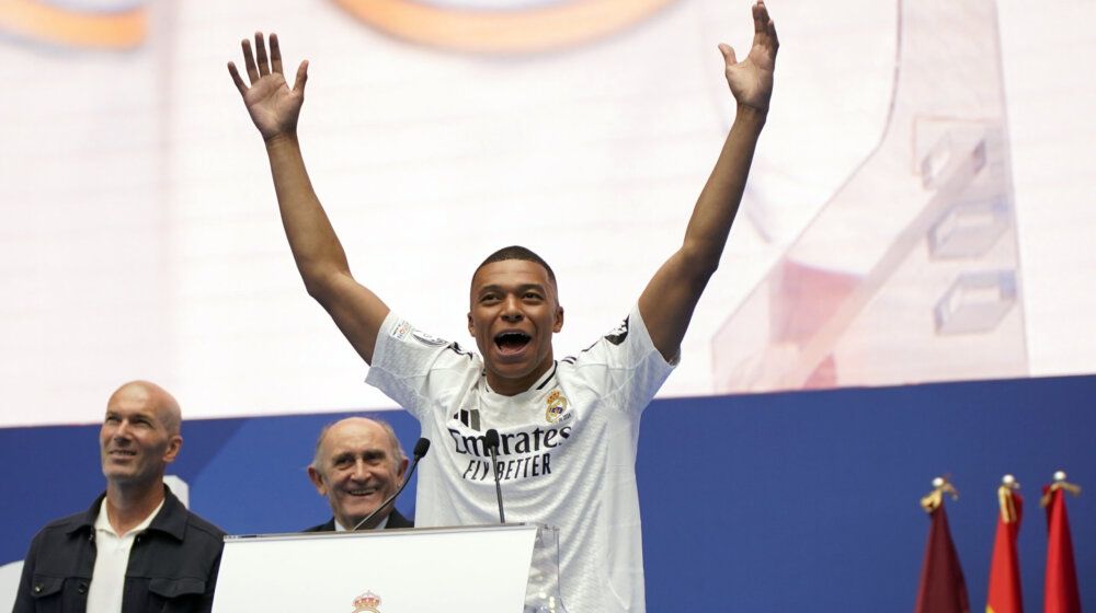 Uno, dos, tres... ala Madrid: Mbape odmah ušao pod kožu navijačima Reala kao Kristijano Ronaldo pre 15 godina (VIDEO) 1