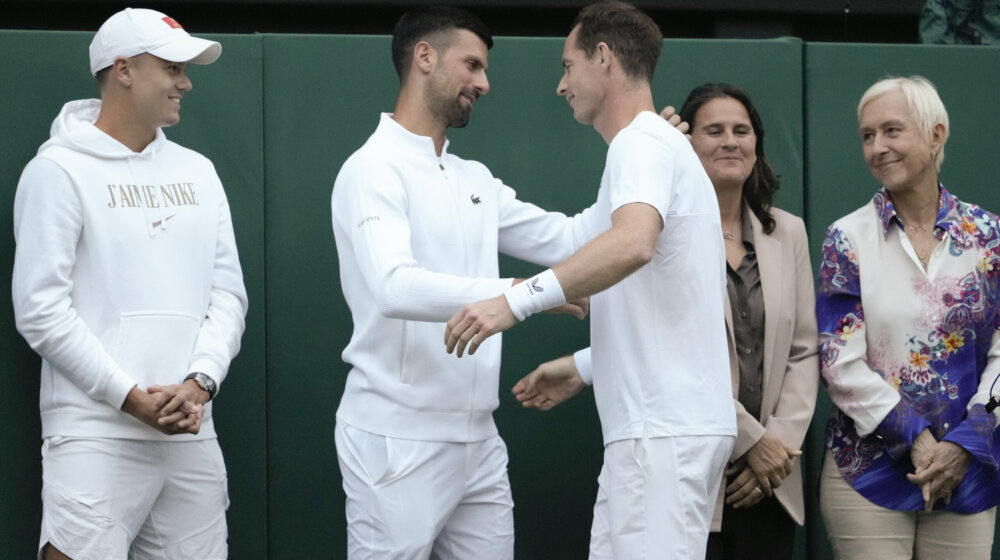 Suza u oku Endija Mareja koji se oprašta od Vimbldona: Ovacije Centralnog korta i zagrljaj Novaka Đokovića sa britanskim šampionom (VIDEO) 1