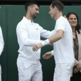 Suza u oku Endija Mareja koji se oprašta od Vimbldona: Ovacije Centralnog korta i zagrljaj Novaka Đokovića sa britanskim šampionom (VIDEO) 4