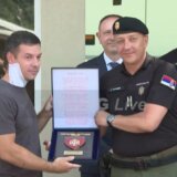 Povređeni žandarm Miloš Jevremović izašao iz bolnice: Dočekale ga kolege i ministar Dačić (VIDEO) 5