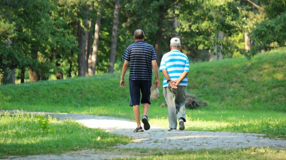 Zašto stariji ljudi imaju problema sa hodanjem: Ovaj vitamin je ključan 1
