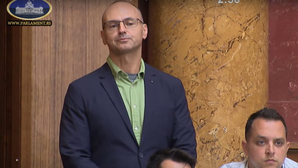 Slučaj školskog dvorišta u Nišu: Zašto Vučićev Pokret za narod i državu i SNS "junački" brane grafit "Kad se vojska na Kosovo vrati..."? 6