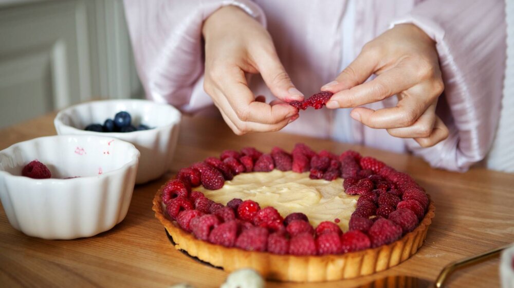 tart od lisnatog testa s malinama