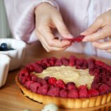 tart od lisnatog testa s malinama