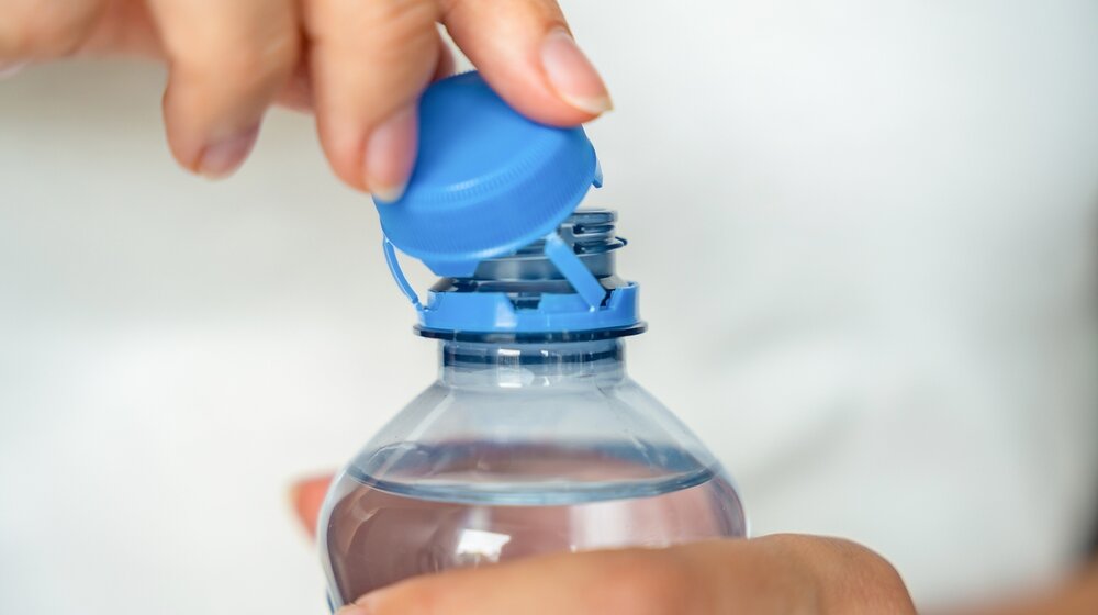 Zašto se čepovi sada teže odvajaju od flaša i kako to utiče na humanitarnu akciju "Čep za hendikep"? 1