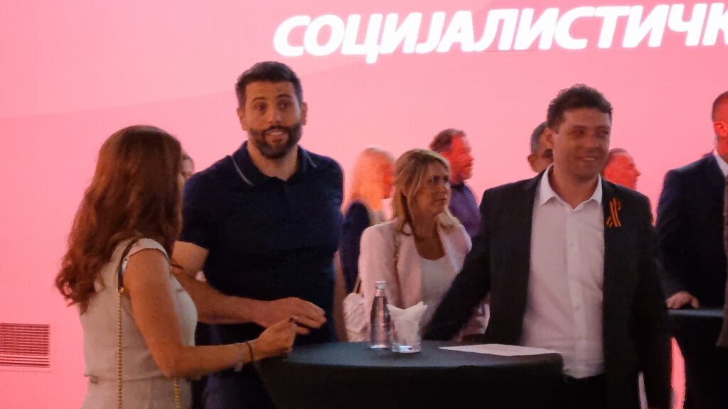 Da li su socijalisti otpisali gradonačelnika Šapića ili samo "peru ruke" od Vučićevih odluka? 4 Da li su socijalisti otpisali gradonačelnika Šapića ili samo "peru ruke" od Vučićevih odluka? 3