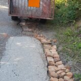 “Kao da je bilo bombardovanje – rupa do rupe”: Meštanin Tabakovca pored Zaječara ciglama sređuje dotrajali put 9