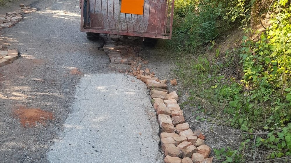 “Kao da je bilo bombardovanje – rupa do rupe”: Meštanin Tabakovca pored Zaječara ciglama sređuje dotrajali put 1