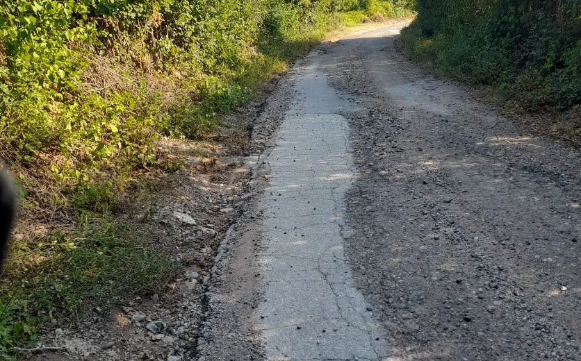 “Kao da je bilo bombardovanje – rupa do rupe”: Meštanin Tabakovca pored Zaječara ciglama sređuje dotrajali put 4