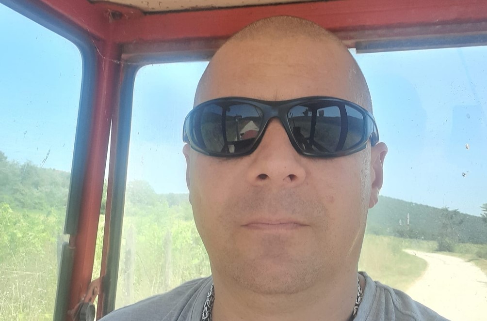 “Kao da je bilo bombardovanje – rupa do rupe”: Meštanin Tabakovca pored Zaječara ciglama sređuje dotrajali put 5