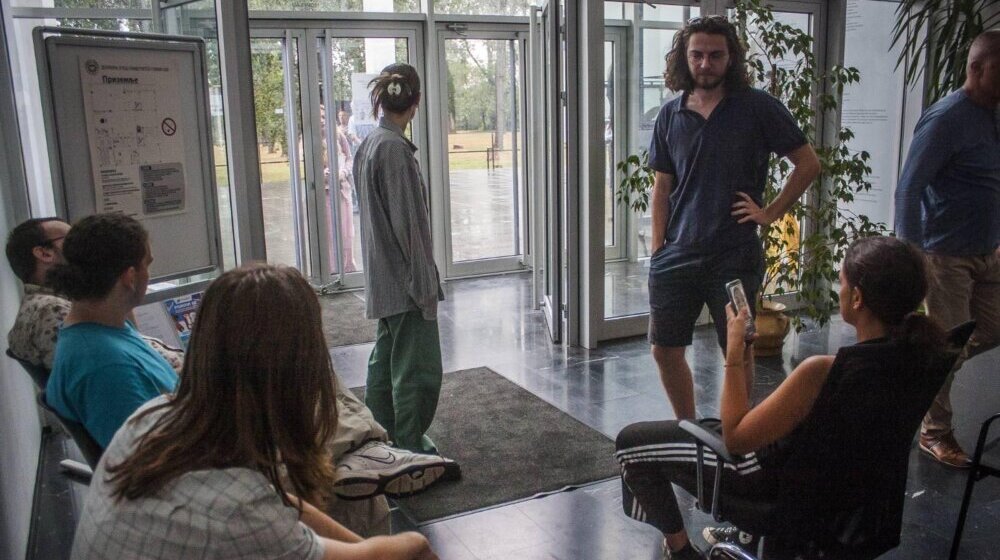 Blokada Rektorata u Novom Sadu: Studenti kažu da im se niko nije obratio, čekaju obećani sastanak i ostaju u zgradi do daljnjeg 1