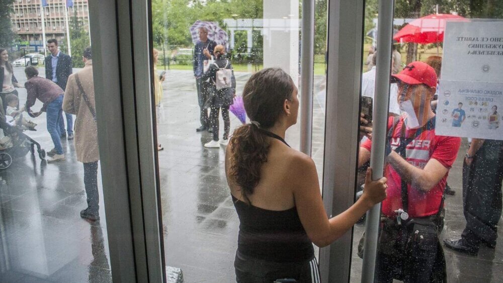 Blokada Rektorata u Novom Sadu: Studenti kažu da im se niko nije obratio, čekaju obećani sastanak i ostaju u zgradi do daljnjeg 2