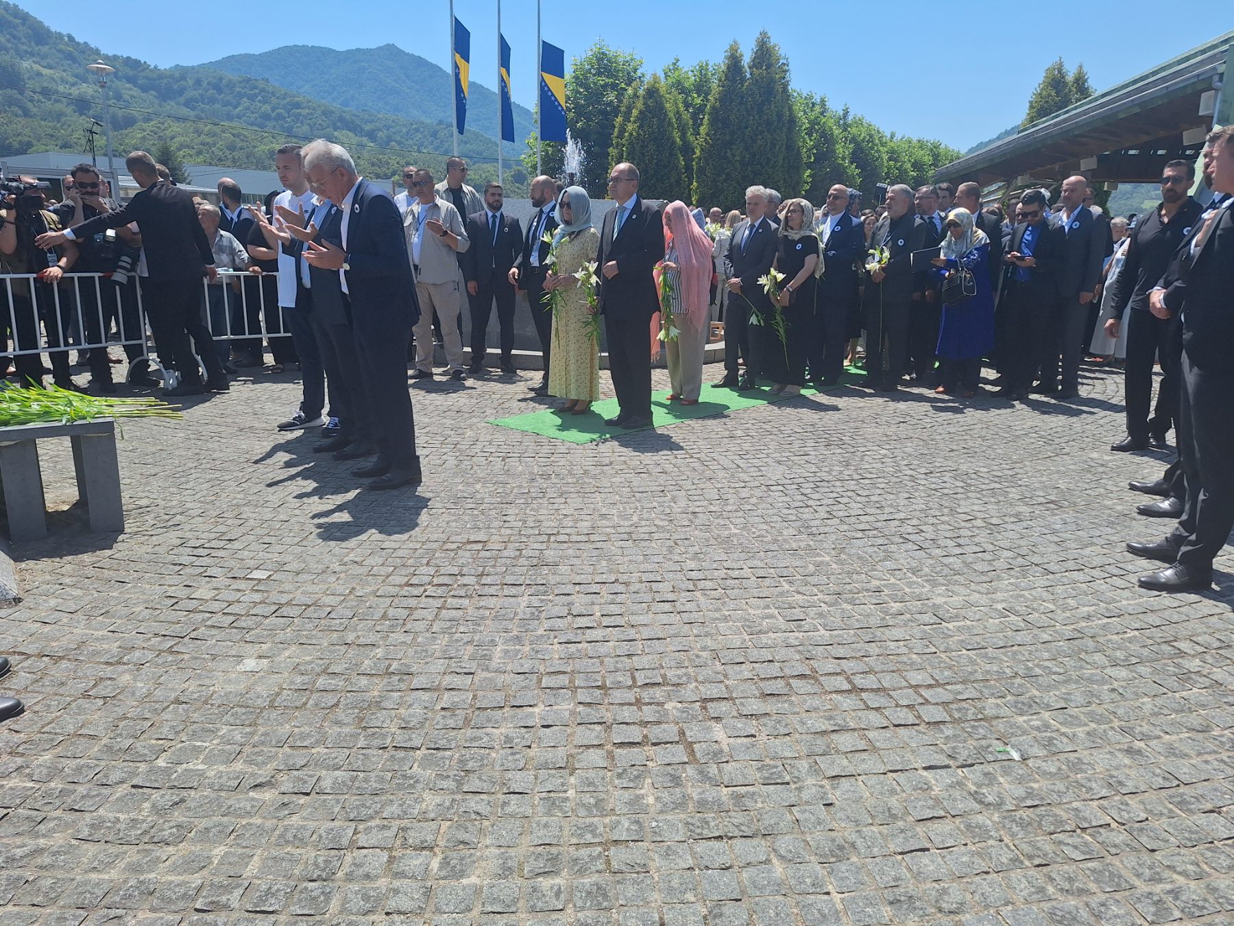 Obeležena 29. godišnjica genocida u Srebrenici: Nakon komemoracije sahranjeno 14 žrtava (FOTO, VIDEO) 2 Obeležena 29. godišnjica genocida u Srebrenici: Nakon komemoracije sahranjeno 14 žrtava (FOTO, VIDEO) 2