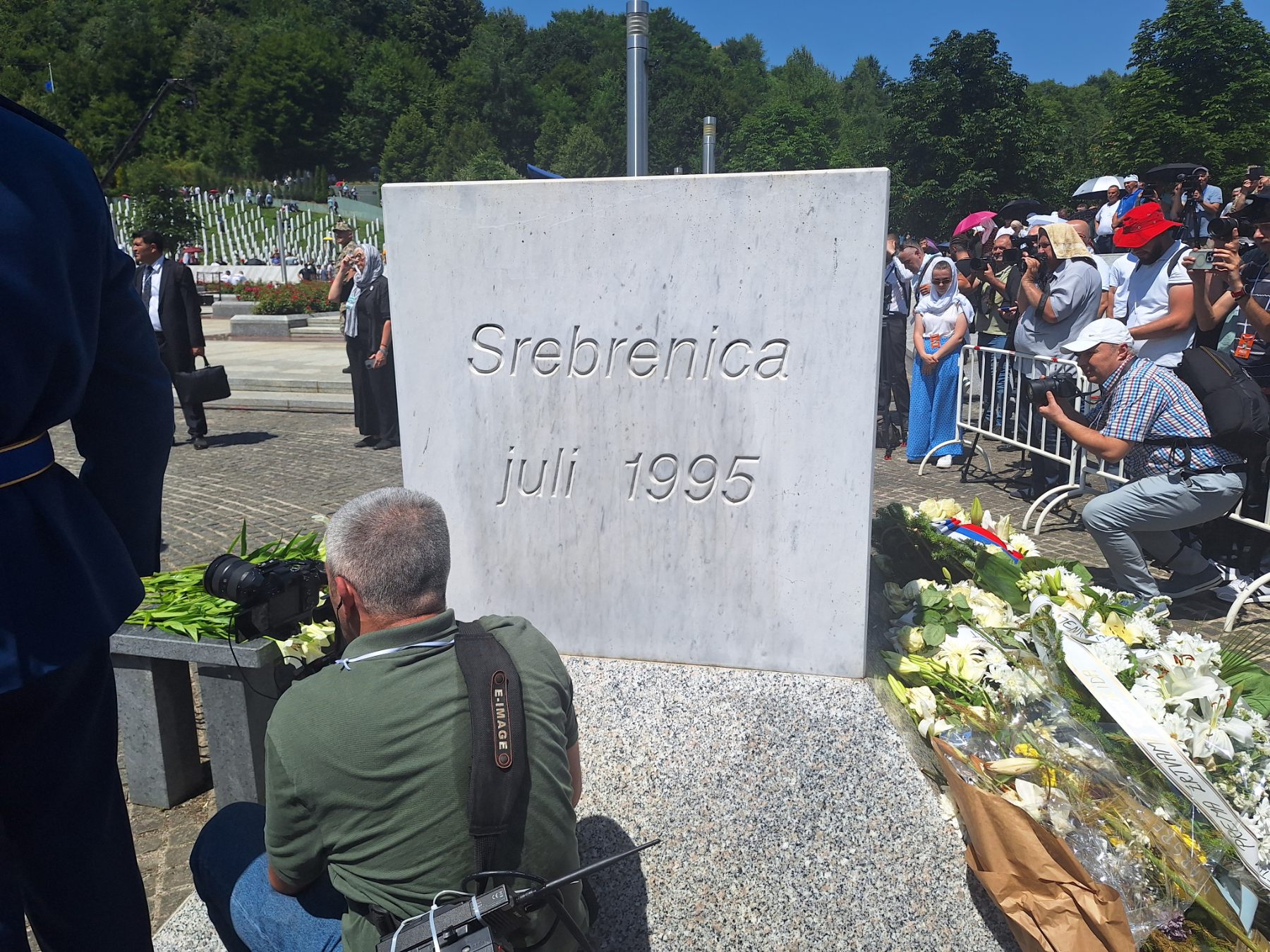 Obeležena 29. godišnjica genocida u Srebrenici: Nakon komemoracije sahranjeno 14 žrtava (FOTO, VIDEO) 3 Obeležena 29. godišnjica genocida u Srebrenici: Nakon komemoracije sahranjeno 14 žrtava (FOTO, VIDEO) 3