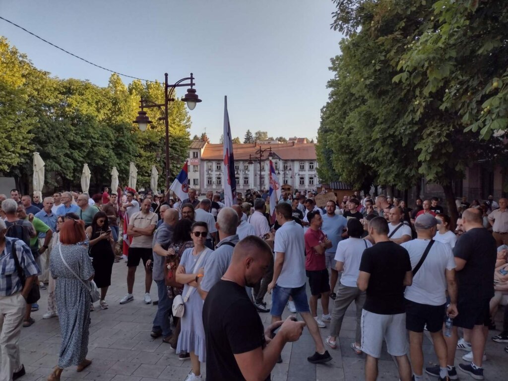 Došao je trenutak da ustanemo ili da nestanemo: Poruka sa skupa protiv litijuma u Aranđelovcu (VIDEO, FOTO) 2 Došao je trenutak da ustanemo ili da nestanemo: Poruka sa skupa protiv litijuma u Aranđelovcu (VIDEO, FOTO) 2