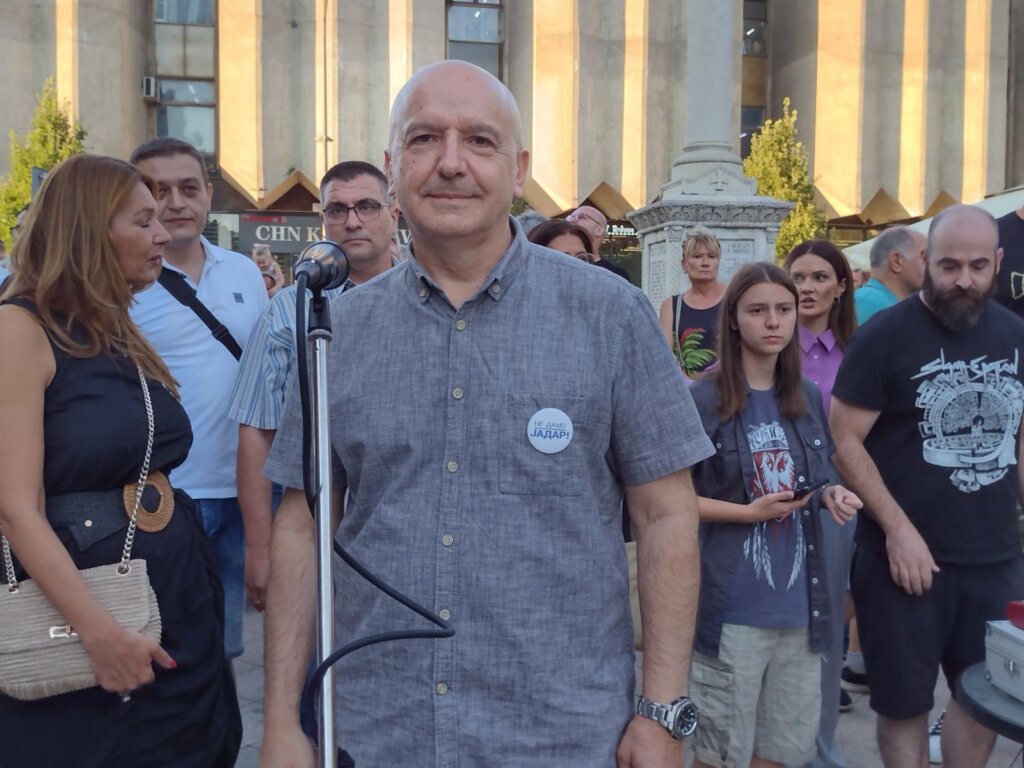 Došao je trenutak da ustanemo ili da nestanemo: Poruka sa skupa protiv litijuma u Aranđelovcu (VIDEO, FOTO) 8 Došao je trenutak da ustanemo ili da nestanemo: Poruka sa skupa protiv litijuma u Aranđelovcu (VIDEO, FOTO) 12