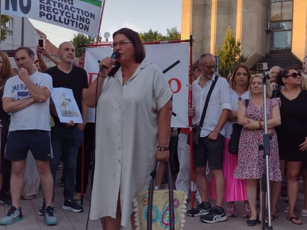 Došao je trenutak da ustanemo ili da nestanemo: Poruka sa skupa protiv litijuma u Aranđelovcu (VIDEO, FOTO) 5 Došao je trenutak da ustanemo ili da nestanemo: Poruka sa skupa protiv litijuma u Aranđelovcu (VIDEO, FOTO) 9