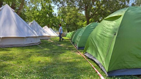(FOTO) Mladi koji su prvi put došli u Srbiju i očekivanje dobre žurke: Kakva je atmosfera u Exit kampu? 16