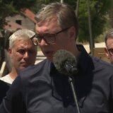"Ko Boga vas molim uradite nešto, opština je zaboravila moje selo": Vučić razgovarao sa stanovnicima naselja Rudno 10