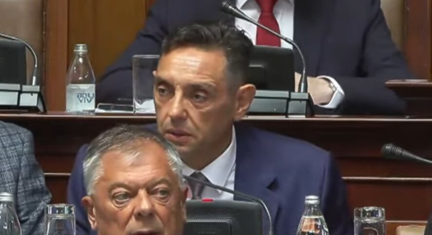 "Kažite - JUL je kriv za bombardovanje, SPS je kriv, Milošević je kriv, samo OVK nije": Vulin branio režim devedesetih u Skupštini tokom rasprave o rebalansu budžeta 1