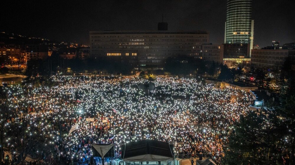 "Preživeo atentat, a da li će i proteste": Hiljade demonstranata u Slovačkoj ustalo protiv Ficove vlade 1
