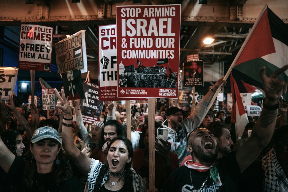 "Tramp proglašen neprijateljem": Ključne stvari koje su obeležile govor Kamale Haris na konvenciji demokrata u Čikagu 2 "Tramp proglašen neprijateljem": Ključne stvari koje su obeležile govor Kamale Haris na konvenciji demokrata u Čikagu 2