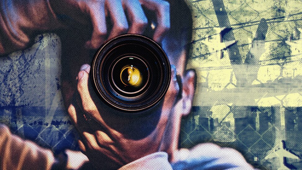 O tajnim porukama i mostovima špijuna: Najpoznatije razmene zatvorenika u istoriji 1 Graphic showing a photographer by a chainlink fence