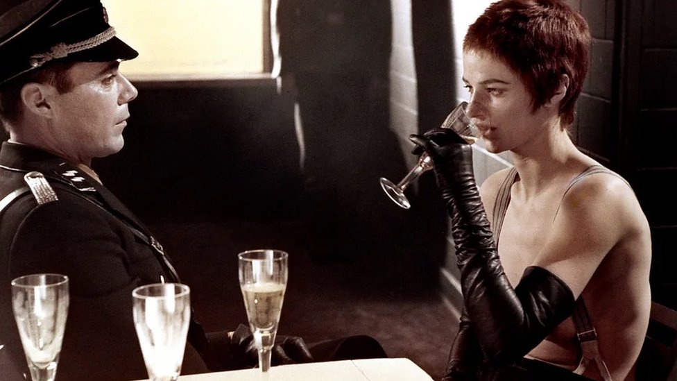 Da li je „Noćni portir” najkontroverzniji film svih vremena 1 Izgled Šarlot Rempling je postao definicija fenomena „naci šik", koji su kasnije preuzeli mnogi pank izvođači i razni drugi umetnici, jer je to bio siguran način da izazovu reakciju