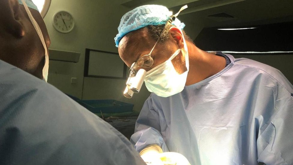 Borba protiv genitalnog sakaćenja: „Sada znam kako je biti žena u celosti” 2 Doktor Adan Abdulahi operiše u njegovoj bolnici u Najrobiju