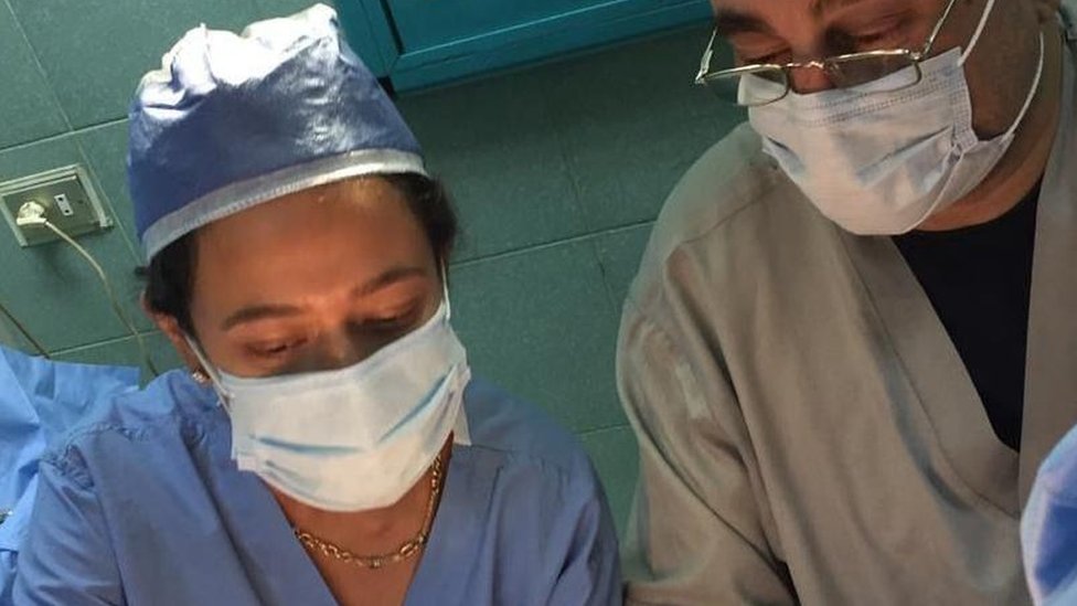 Borba protiv genitalnog sakaćenja: „Sada znam kako je biti žena u celosti” 3 Doktorka Reham Avad tokom jedne od operacija