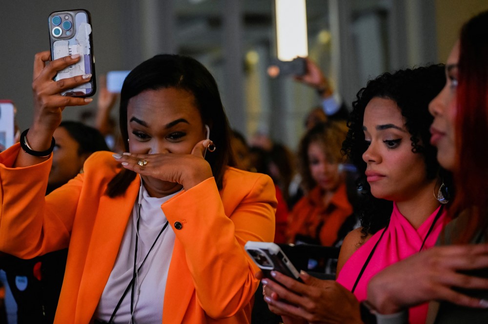 Izbori u Americi: Tramp doveo u pitanje rasni identitet Kamale Haris - „Je l' ona crnkinja ili Indijka?" 2 crnkinje, novinarke