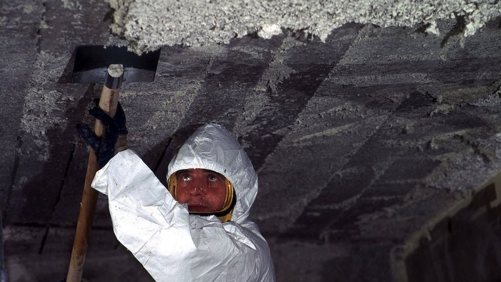 Životna sredina: Šta je azbest i da li je opasan 1 radnik u odelu uklanja azbestni otpad