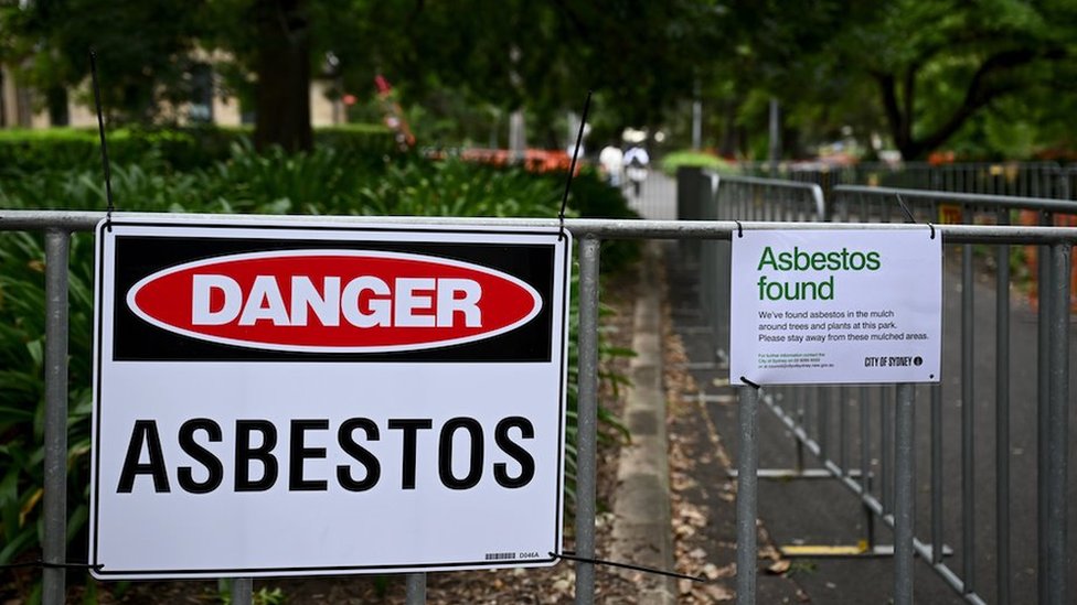 Životna sredina: Šta je azbest i da li je opasan 3 Asbestos signs are displayed at Victoria Park, where bonded asbestos was found in mulch, in Sydney, Australia, 14 February 2024. Fair Day, the rampant rainbow extravaganza headlining the first weekend of Sydney Mardi Gras, has been cancelled due to concerns over asbestos-tainted mulch.