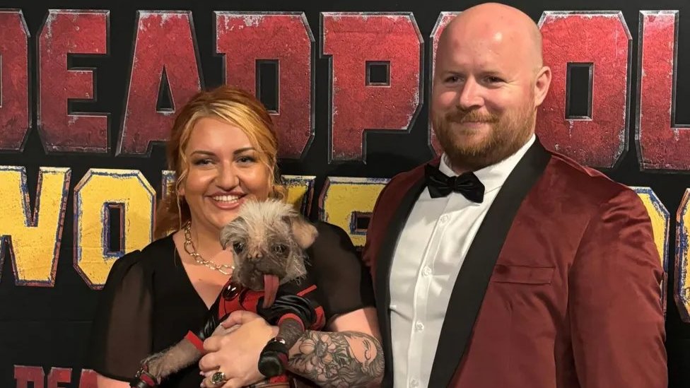 Životinje i film: Kako je Pegi od najružnijeg psa postala holivudska zvezda 2 Holi Midlton sa suprugom Lukom i mopsom Pegi