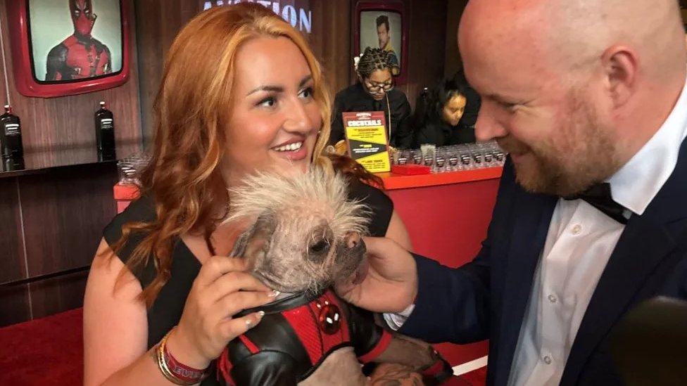 Životinje i film: Kako je Pegi od najružnijeg psa postala holivudska zvezda 4 Holi i njen suprug Luk sa Pegi u kostimu sa snimanja