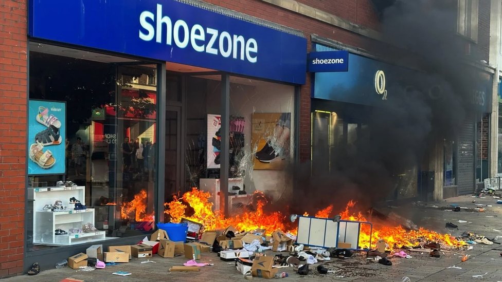 Velika Britanija: Haos u Velikoj Britaniji zbog ubistva tri devojčice razbuktao se širom zemlje 6 požar