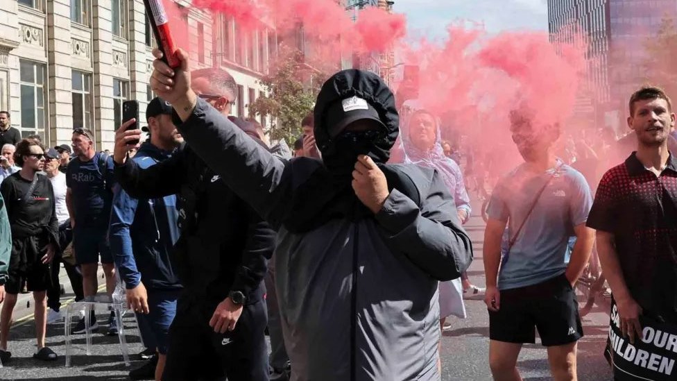 Velika Britanija: Haos u Velikoj Britaniji zbog ubistva tri devojčice razbuktao se širom zemlje 2 demonstracije