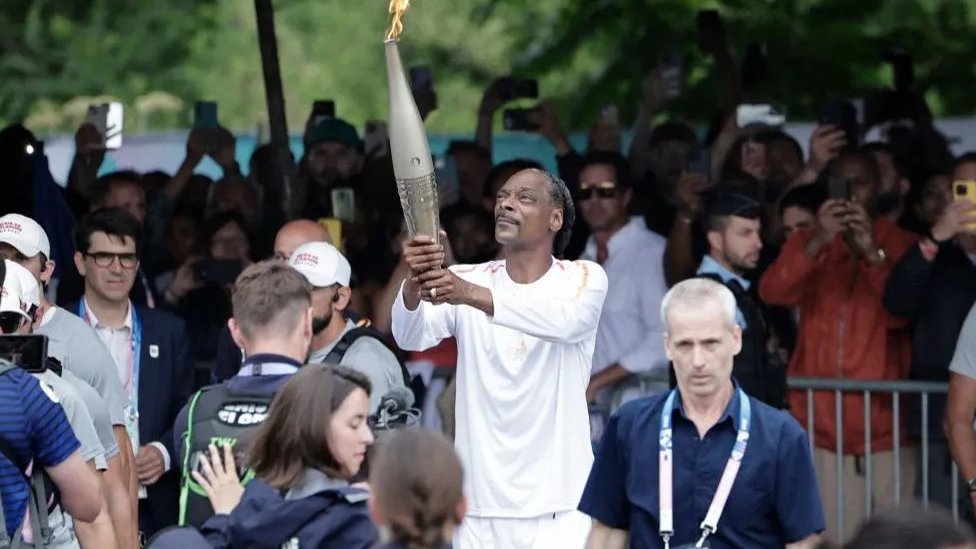 Olimpijske igre u Parizu 20214: Reper Snup Dog, najverniji navijač američkih sportista 2 Snup Dog sa olimpijskom bakljom