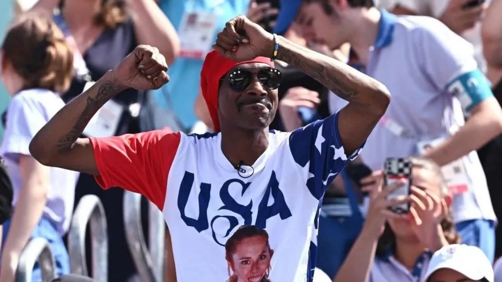 Olimpijske igre u Parizu 20214: Reper Snup Dog, najverniji navijač američkih sportista 3 Snup Dog u majici sa likom odbojkaške zvezde Keli Čeng