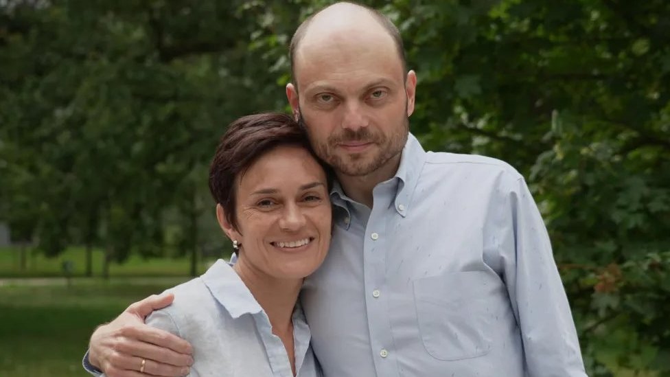 Rusija i Zapad: Disident Kara-Murza kaže za BBC da je mislio da će 'umreti u Putinovom zatvoru' 1 Ruski disident Vladimir Kara-Murza sa suprugom Evgenijom u Frankfurtu posle oslobađnja