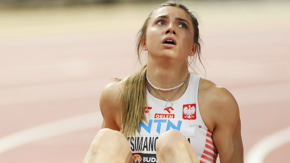 Olimpijski prebezi: Sportisti koji traže spas od ugnjetavanja i siromaštva 1 Beloruska sprinterka Kristina Cimanuskaja sedi u belom dresu na terenu