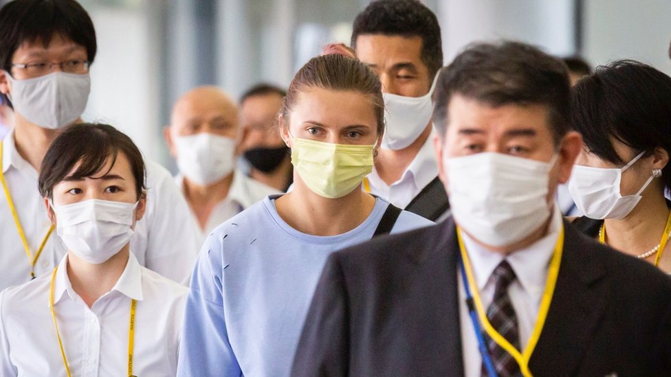 Olimpijski prebezi: Sportisti koji traže spas od ugnjetavanja i siromaštva 2 Beloruska sprinterka Kristina Cimanuskaja šeta sa japanskim zvaničnicima na aerodromu u Tokiju