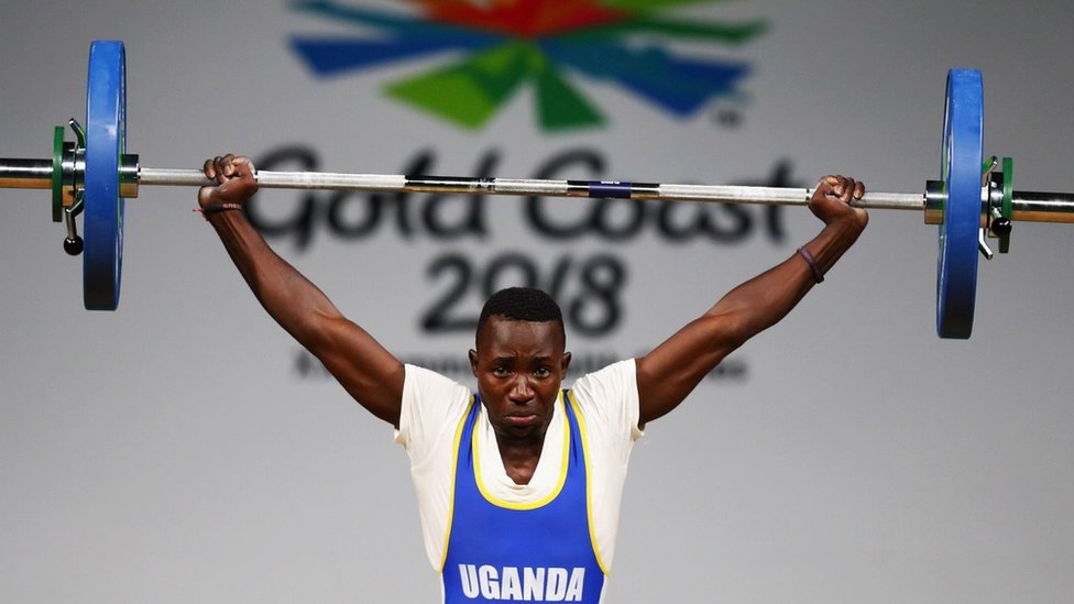 Olimpijski prebezi: Sportisti koji traže spas od ugnjetavanja i siromaštva 3 Dizač tegova Džulijus Sekitoleko podiže tegove na Igrama Komonvelta 2018. godine