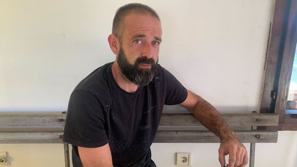 Rio Tinto u Srbiji: Meštani nekada rudarske Bresnice protiv kopanja litijuma 3 Slobodan Vidojević sedi ispred kuće u crnoj majici i gleda u kameru